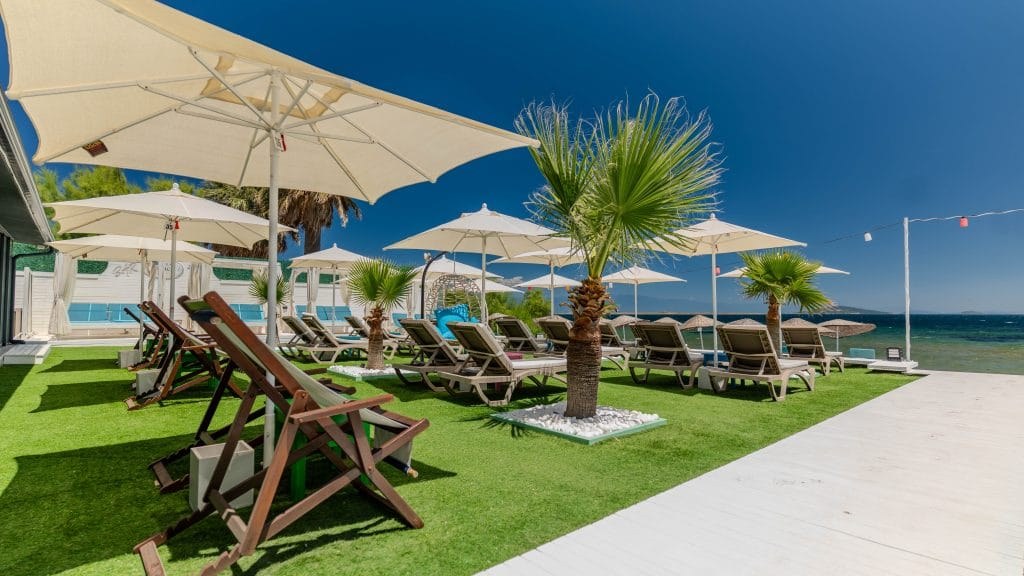 Neo Beach Cunda bahçe ve şezlong alanı