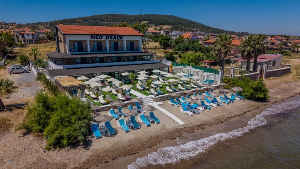 Neo Beach Cunda özel plaj ve şezlonglar