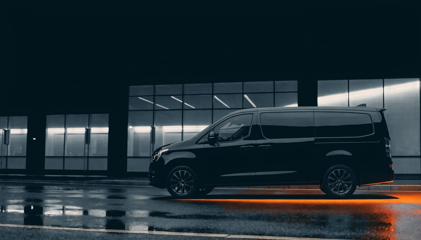 Siyah VIP transfer minivanı gece